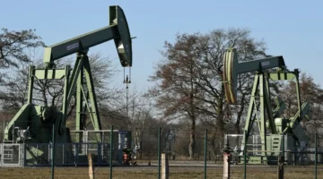 تراجع الدولار الأمريكي.. انتعاش الطلب العالمي يرفع أسعار النفط بالأسواق الدولية